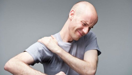 Боль в плече при поднятии руки